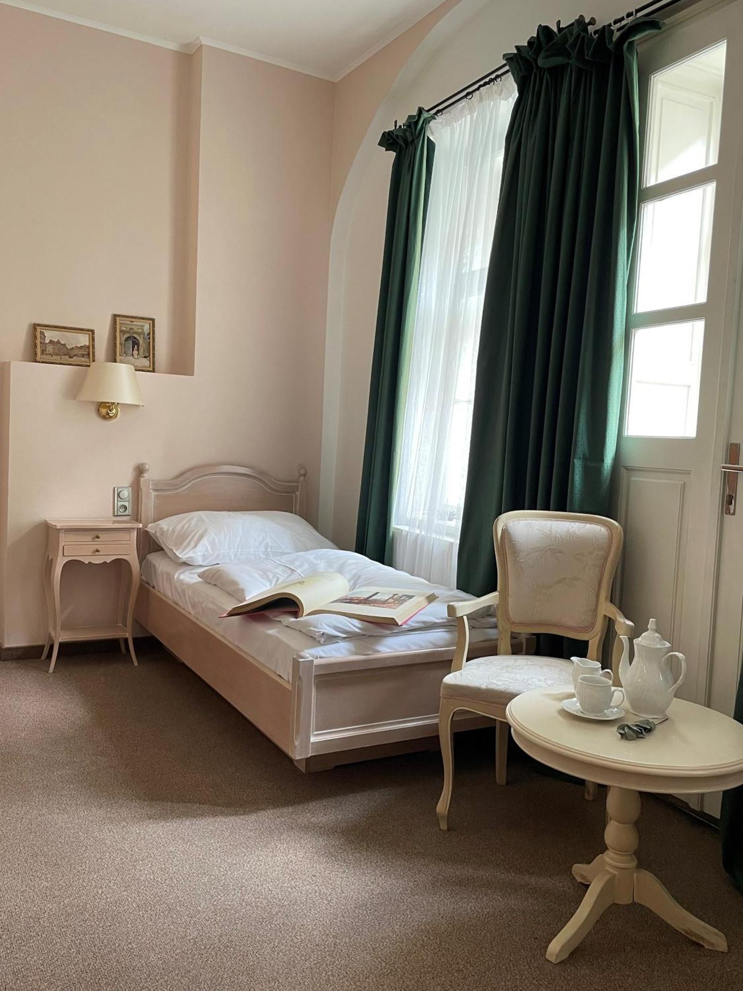 U Cervene Zidle - Red Chair 3* Praag