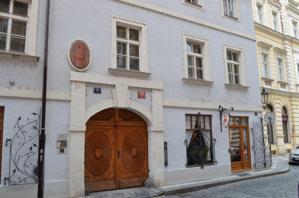 U Cervene Zidle - Red Chair Hotel Praag